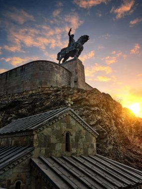 Tiflis Vakhtang Gorgasali 'nin kurucusuna dikilen anıt güzel bir günbatımı gökyüzünün zeminine karşı: Tiflis, Gürcistan - 25 Ocak 2025.