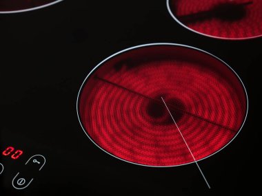 Kullan at bir kızılötesi elektrikli soba ve kontrol panelini kapat. Evde ya da dairede güvenli enerji var. Seçici odak.