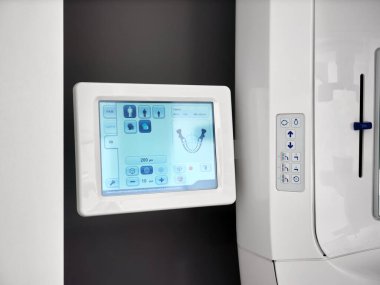 İnsan kafasının 3 boyutlu panoramik taraması için modern bir X-ray cihazının kontrol paneline yakın çekim. Modern tanı teknolojileri.