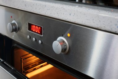 Yakın çekim kontrol paneli ev mutfağında elektrikli fırın. Evde yemek pişirmek. Seçici odak.