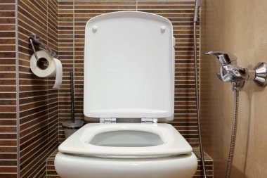 Modern seramik bir tuvaletin, bir apartmanın ya da evin banyosunun kapağı açık. Günlük hayatın konforu ve konforu.