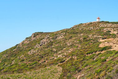 Centuri limanına hükmeden Mattei değirmeni, Cap Corse 'un ucundaki eski bir yel değirmeni. Cap Corse ve Agriate 'ın batı kıyısında muhteşem bir manzara sunar.
