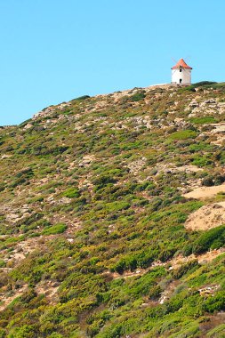 Centuri limanına hükmeden Mattei değirmeni, Cap Corse 'un ucundaki eski bir yel değirmeni. Cap Corse ve Agriate 'ın batı kıyısında muhteşem bir manzara sunar.