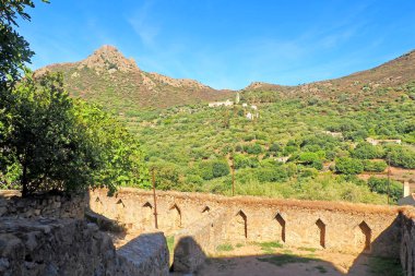 Pigna, in Balagne, Corsica, is a charming village, a veritable haunt of artists which hosts numerous concerts, several of which take place in former stables transformed into an open-air auditorium