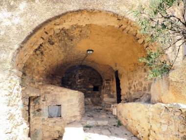 Sant Antonino is the finest example of Corsican medieval architecture. This eagle's nest offers a view over the whole of Balagne. Alleys, covered passages and houses blend into the rock.