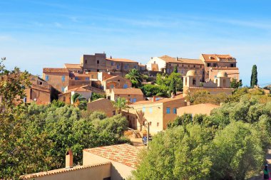 Surrounded by olive trees, Pigna, in Balagne is a charming village, a real haunt of artists and craftsmen which seduces with its flowery alleys, as well as its main square which is a real delight.