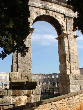 in Pula in Croatia, on the Adriatic Sea, the ancient Roman amphitheater is the largest amphitheater outside Italy. Built at the same time as the Colosseum in Rome, it was made during the reign of Emperors Augustus and Vespasian in the 1st century