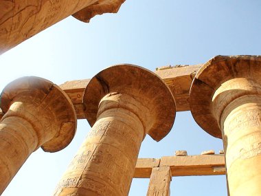 Mısır 'ın yukarısındaki Krallar Vadisi yakınlarındaki Nil' in kıyısındaki Karnak Tapınağı 'ndaki Hypostyle Salonu' nun Lotus şekilli başkenti.