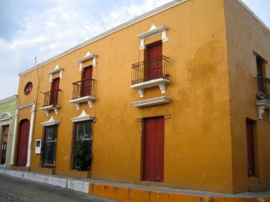 the charm of Valladolid, in the state of Yucatan in Mexico, are the multicolored walls of colonial houses decorated with doors, windows and balconies of different colors