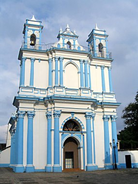 San Cristobal de Las Casas 'taki Santa Lucia Kilisesi Meksika' nın Chiapas eyaletinde gökyüzü gibi masmavi bir cepheye sahiptir.