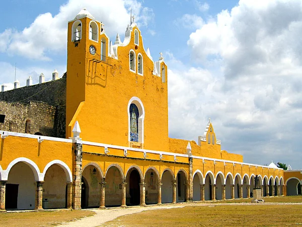 Изамал Известен Юкатне Мексике Желтый Город Потому Дома Покрыты Цветной — стоковое фото