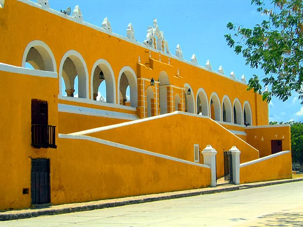 在尤卡坦和墨西哥 Izamal被称为 黄色城市 因为它的房子上覆盖着一层乌黑的油漆 就像帕多瓦的圣安东尼修道院的墙壁一样 建筑在Zocalo前面 — 图库照片