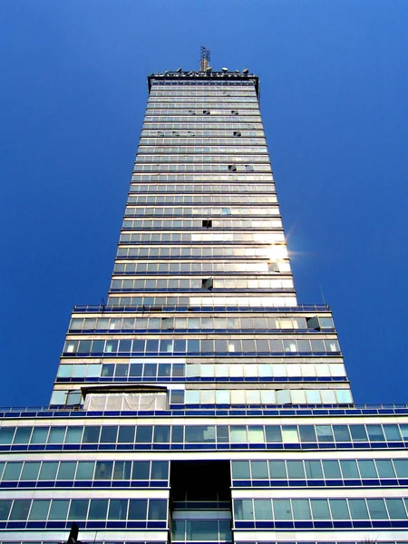 トーレ ラティノアメリカーナはメキシコ市の歴史的中心部にある超高層ビルである 中心部の位置 183メートル 44階 歴史的建造物は市内でも最も重要な建造物の一つとなっている — ストック写真