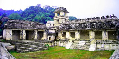 Palenque, Chiapas, Meksika 'daki antik Maya şehrindeki saray türünün tek örneğidir: tepesindeki üç katlı gözleme kulesi Maya bölgesinde bu türde bilinen tek binadır.