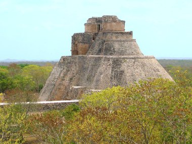 Kahin Piramidi antik Maya şehri Uxmal, Yucatan, Meksika 'da. Bu sıradışı bir piramit şekilli tapınaktır: piramidin seviyeleri dikdörtgen veya kare yerine ovaldir.