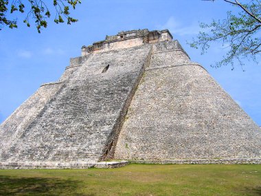 Kahin Piramidi antik Maya şehri Uxmal, Yucatan, Meksika 'da. Bu sıradışı bir piramit şekilli tapınaktır: piramidin seviyeleri dikdörtgen veya kare yerine ovaldir.