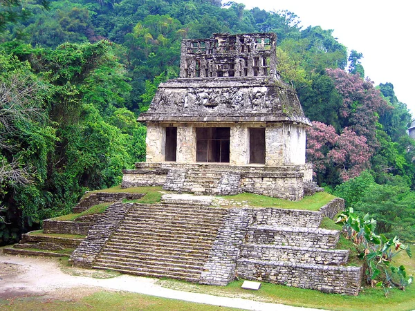 太陽の寺は 古代マヤの古代都市パレンケ チアパス州 南メキシコの状態でのクロスグループの寺院 十字架の寺院 太陽の寺院と葉の十字架の寺院を含む の最小のものです — ストック写真