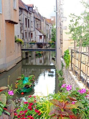 La Venise du Gtinais lakaplı Montargis şehrinin sularındaki cadde, merkez-val-de-loire bölgesindeki Loing nehri boyunca uzanan 131 köprüden dolayı