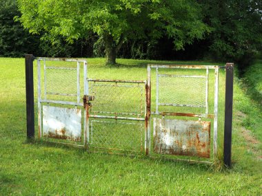 Bir tarlanın ortasında terk edilmiş bir kapı.