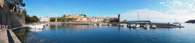 Occitanie bölgesindeki Pyrnes-Orientales bölümünde yer alan küçük bir Akdeniz kasabası olan Banyuls limanının panoramik manzarası, dünya çapında ünlü mükemmel bir şarap üretiyor.