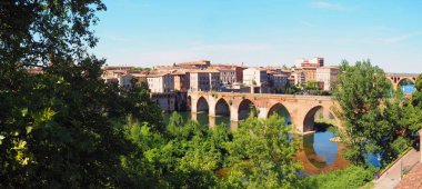 Occitanie 'deki Tarn nehri üzerindeki Pont-Vieux (Eski Köprü) panoramik manzarası (Fransa' nın güneyi))