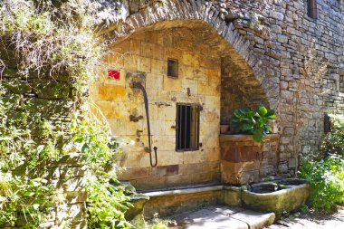 Eski bir ortaçağ köyü olan Cordes sur Ciel 'de eski bir çeşme. Occitan bölgesindeki Tarn Bölgesi' nde en sevilen Fransız köyü seçildi.