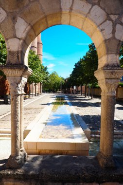 Albi 'de, Aziz Cecile Katedrali' nin arkasında, antik kemer, Roma katedrali manastırının kalıntısı.
