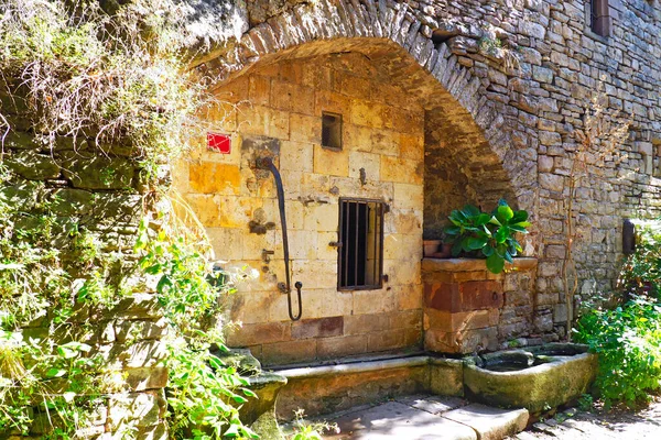 Alter Brunnen Einer Gasse Von Cordes Sur Ciel Altes Mittelalterliches — Stockfoto