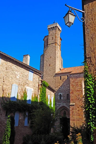 フランス南西部のオクシタニアにあるターン県のコーデス シュル シエル村の教会と塔の鐘 — ストック写真