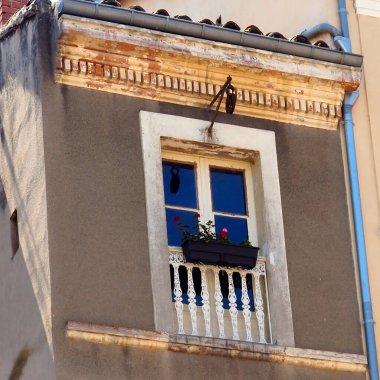 Eski pencere, Fransa 'nın güneyinde, Occitania' daki Tarn Bölümü 'nde, Albi' nin merkezindeki bir evin tahılını çıkarmak için kullanılan ip makara.