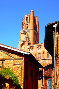 Muhteşem Sainte Cecile Katedrali 'nin çan kulesi Occitanie' deki Tarn nehrinin üzerine kırmızı tuğladan yapılmıştır.