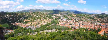 Notre Dame de France 'ın kayasından Le Puy en Velay şehrinin muhteşem panoramik görüntüsü (Fransa Leydimiz))