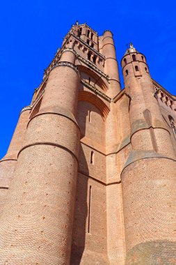 Muhteşem Sainte Cecile Katedrali 'nin çan kulesi Occitanie' deki Tarn nehrinin üzerine kırmızı tuğladan yapılmıştır.