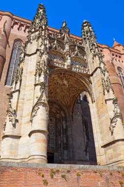 Occitania 'da (Güney Fransa) Albi' deki Tarn nehrinde kırmızı tuğlada inşa edilen muhteşem Sainte Cecile katedralinin portalı