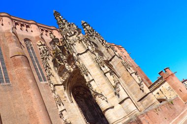 Occitania 'da (Güney Fransa) Albi' deki Tarn nehrinde kırmızı tuğlada inşa edilen muhteşem Sainte Cecile katedralinin portalı