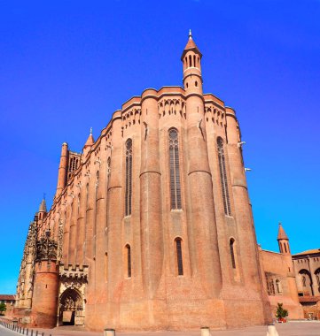 Occitanie 'deki Tarn nehrinin üzerine kırmızı tuğladan yapılmış Süper Sainte Cecile Katedrali (Güney Fransa))