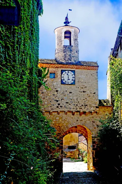 時計門 Port Horloge フランス南西部のオクシタニアにあるターン県の村コーデ シュル シエルの中世の玄関口である 歴史的建造物に分類される — ストック写真
