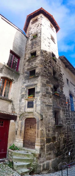 フランス中央部のオーヴェルニュ地方Puy Velay市の塔の堅固な中世の木製の扉 — ストック写真