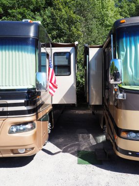 Ya da lüks bir karavanda yaşamak aldatıcı bir şekilde bir Amerikan country müzik festivali sırasında kayganlaştırıcı ya da ılımsız evli bir kiralık evde yaşamaya benziyorsa.