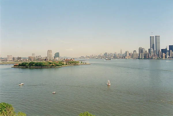 从美国哈德逊湾俯瞰曼哈顿 双塔和纽约世界贸易中心的全景 — 图库照片