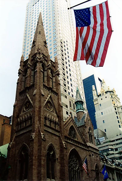 ニューヨークの中心部 アメリカのマンハッタンにあるエンパイアステートビルは 聖パトリック大聖堂とその周辺の高層ビルを支配しています アメリカ — ストック写真