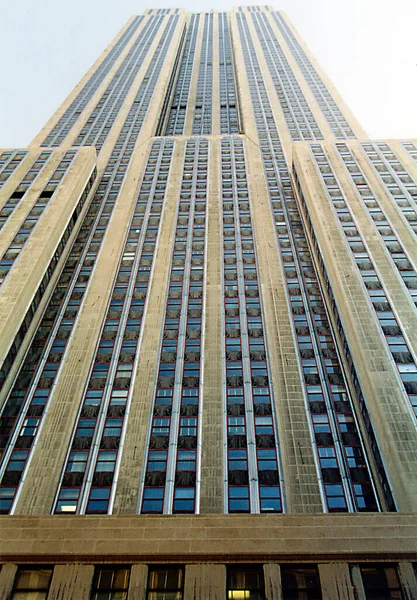 位于美国纽约州中心曼哈顿的帝国大厦主宰着圣帕特里克大教堂和周围的摩天大楼 — 图库照片