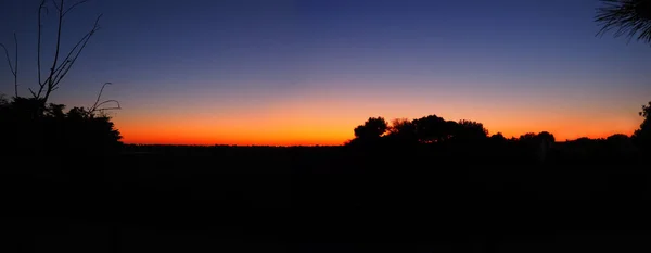 大西洋岸の西フランスのヴェンディーにあるミモザ島として知られるノイルムティエ島の素晴らしい夕日 — ストック写真