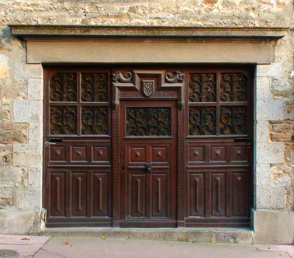 Solidne Wspaniałe Drewniane Drzwi Posiadłości Bretonów — Zdjęcie stockowe