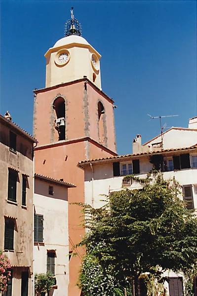 Der Farbenfrohe Glockenturm Des Berühmten Badeortes Saint Tropez Der Französischen — Stockfoto