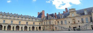 Fontainebleau Kalesi (Seine-et-Marne), Rönesans ve klasik stillerden oluşan bir kraliyet kalesidir. Francois 1er 'den III. Napolyon' a kadar birçok hükümdarın en sevdiği konuttu.
