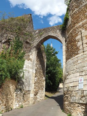 Earl Renard 1er (veya kırmızı kapı), 10. yüzyılda başlayan Loiret Bölümü 'ndeki Chateau-Renard komünü ortaçağ kalesine giriş izni verir.
