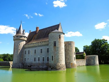 Sully-sur-Loire şatosu, inşaatı 14. ve 20. yüzyıllar arasında yapılan hendeklerle çevrili, Loiret Bölgesi, Loiret Bölgesi, Sully-sur-Loire kasabası ve Centre-Val de Loire bölgesinde yer almaktadır..