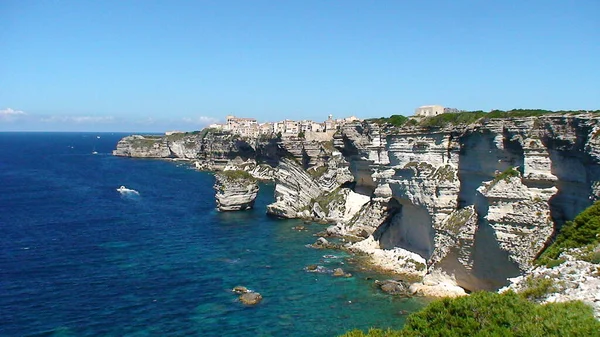 stock image Seen from below, from the sea on a boat, the cliffs of Bonifacio are one of the most picturesque and remarkable sites in Corsica, nicknamed the island of beauty in the Mediterranean Sea, but seen from above, it is downright vertigo... the beauty