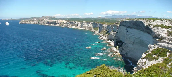 Widok Dołu Morza Łodzi Klify Bonifacio Jednym Najbardziej Malowniczych Niezwykłych — Zdjęcie stockowe